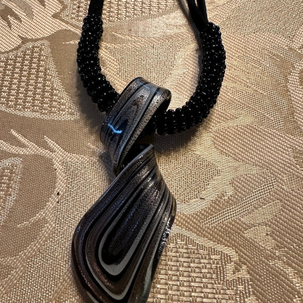 Elegant Black and Silver Necklace - Picture 4 of 6